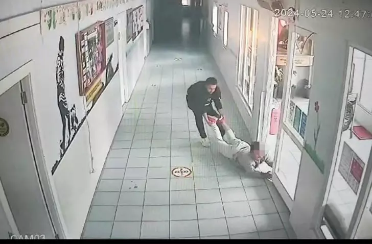 Down sendromlu öğrenciyi yerlerde sürükleyip, tekme attı! O öğretmen hakkında karar verildi